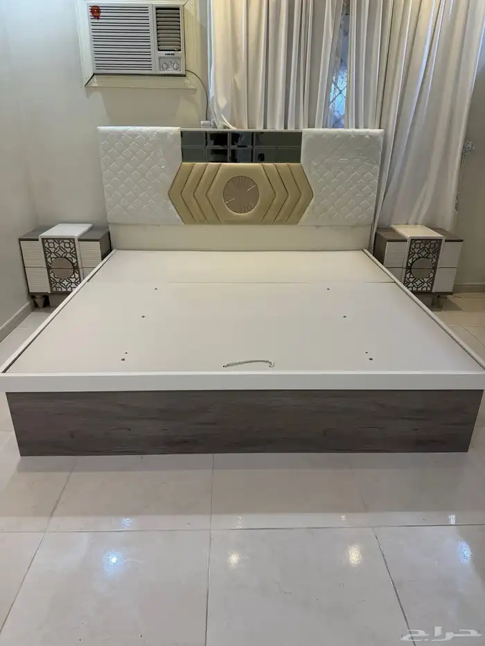 غرفة نوم سرير ودولاب ملابس 0