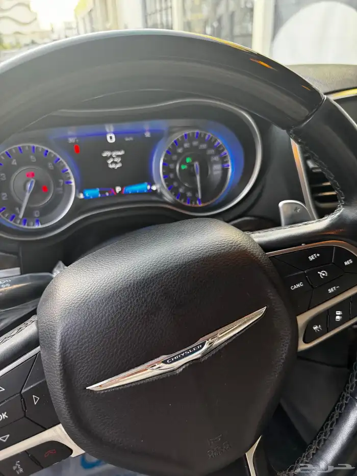 كرايسلر v8 أبيض 1