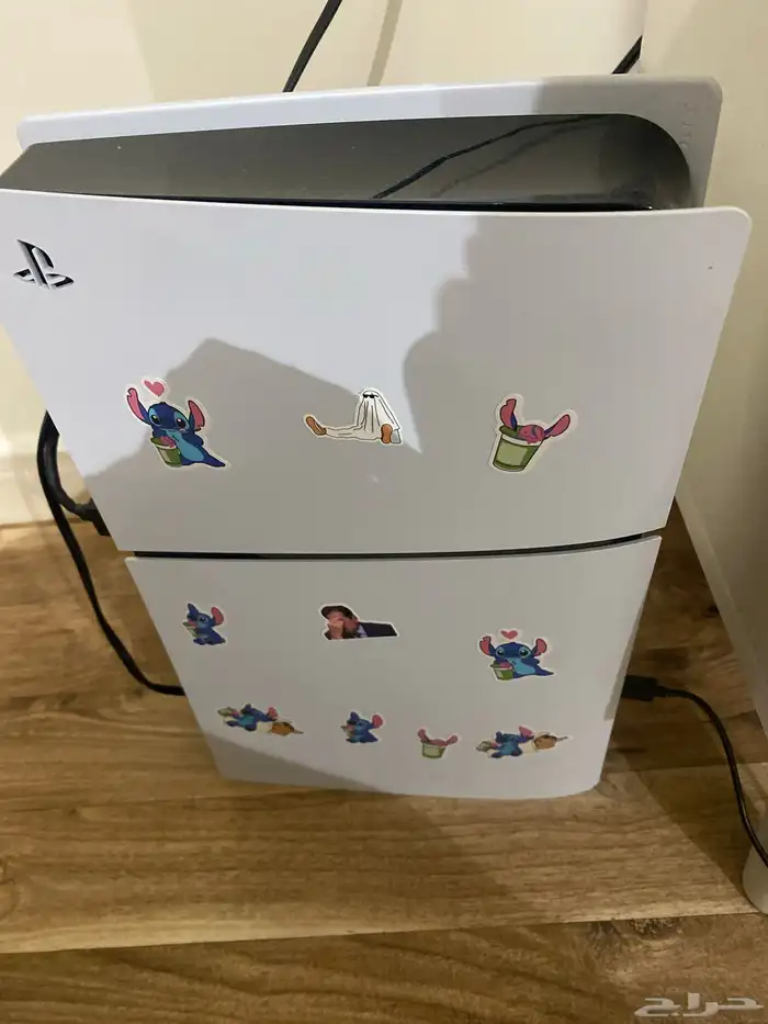 بلاستيشن 5 للبيع جديد ونظيف معاه يدين وسماعتين وم 1