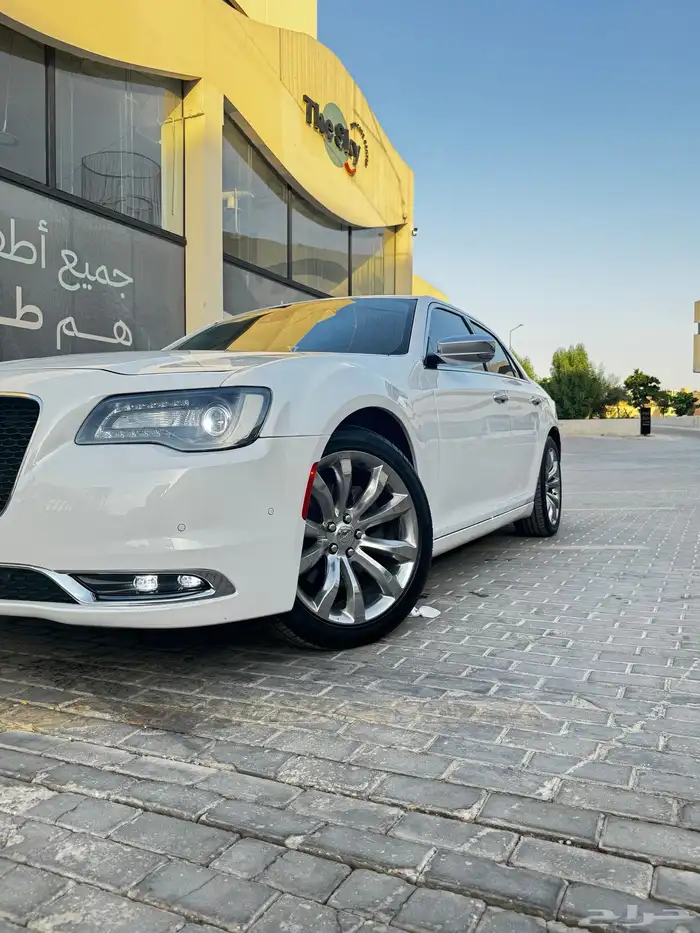 كرايسلر v8 أبيض 10