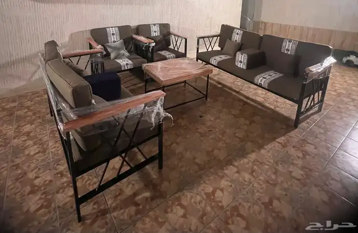 للبيع جلسه خارجيه حديد جديده مع جلسه قماش جديد9اشخاص طاوله 0