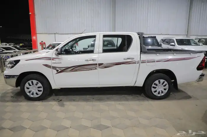 تويوتا هايلوكس غمارتين GLX بنزين محرك 2.7 2025 شبه الجديد 5