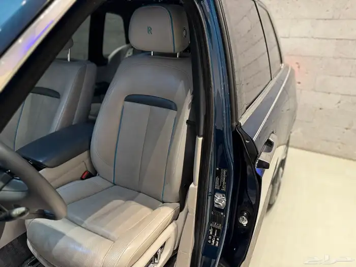 الموديل 2021 العداد 117.000 النوع روز كولينان 4