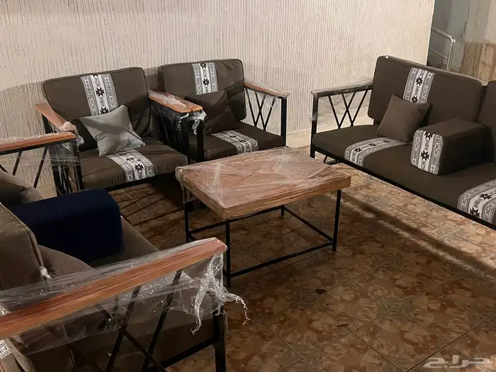 للبيع جلسه خارجيه حديد جديده مع جلسه قماش جديد9اشخاص طاوله 2