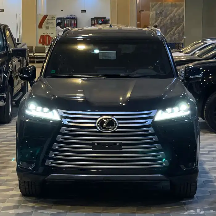 لكزس بي بي الساير اسود داخلي احمر 2025 4