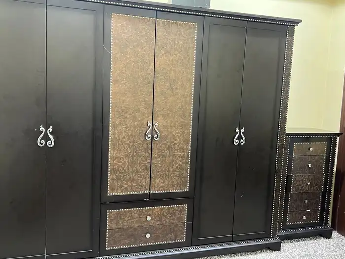 غرفه نوم للبيع مكونه من سرير وخزانه وتسريحه وشوفنيره نظيفه 2