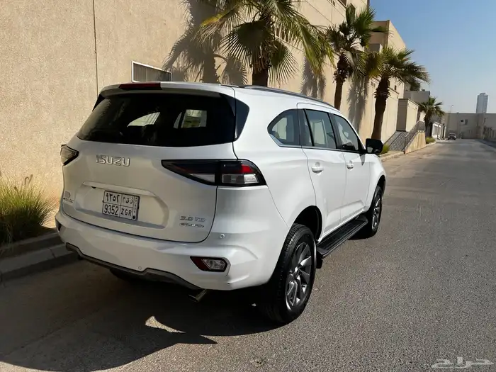 ISUZU MU-X 9