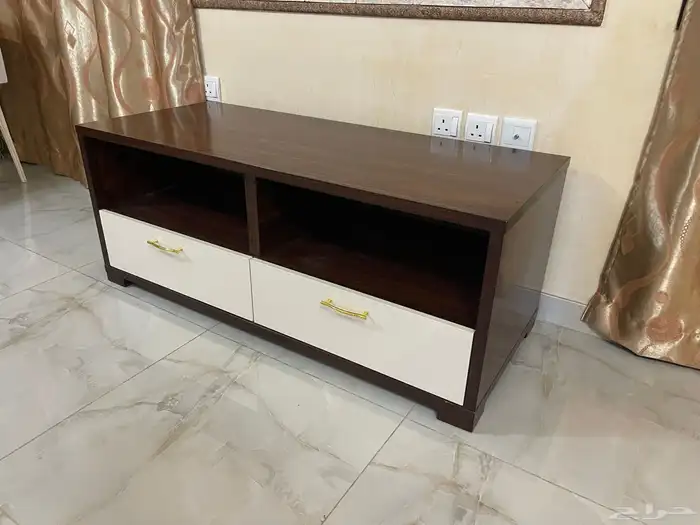 طاولة تلفزيون فخمة جديد تماما بسعر مغري 1