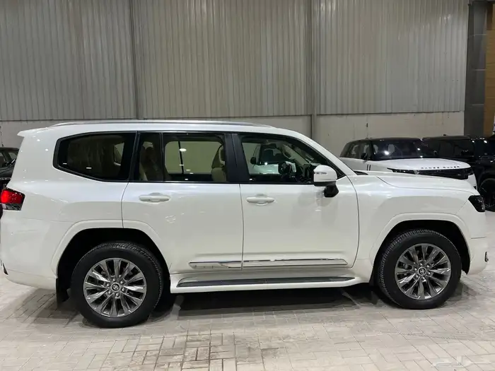 تويوتا لاندكروزر GXR موديل 2024 5