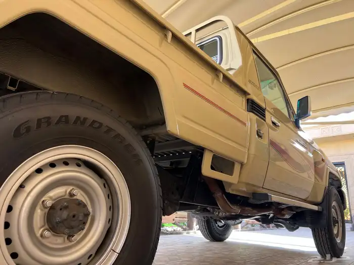 جيب شاص 2009 مخزن بريمي سلق 11 ريشه فل كامل ونش دفلوك 12