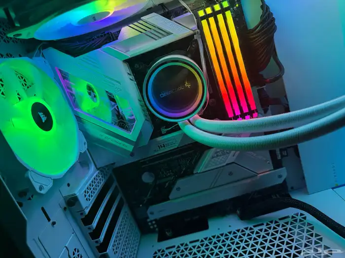 للبيع واحد من افضل مذر بوردات اسوس البيضاء Asus z690a 1