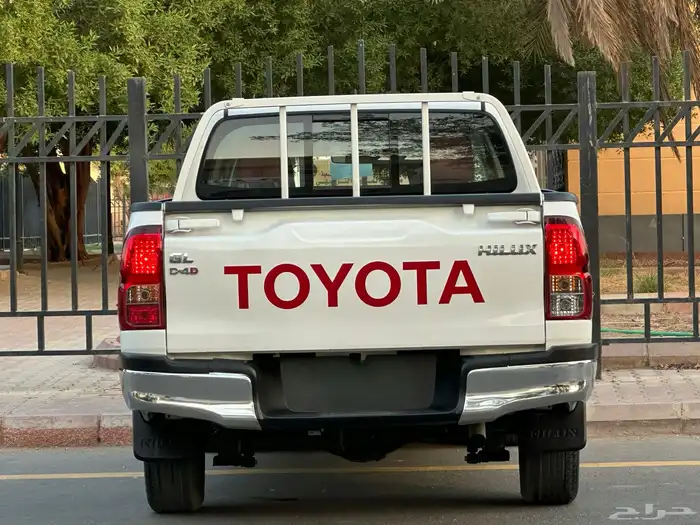 تويوتا هايلوكس GL موديل 2022 قير عادي ديزل 7