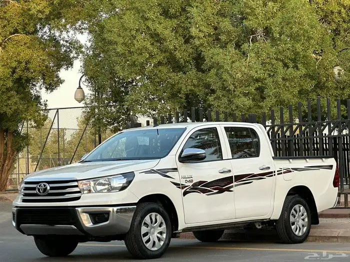 تويوتا هايلوكس GL موديل 2022 قير عادي ديزل 3