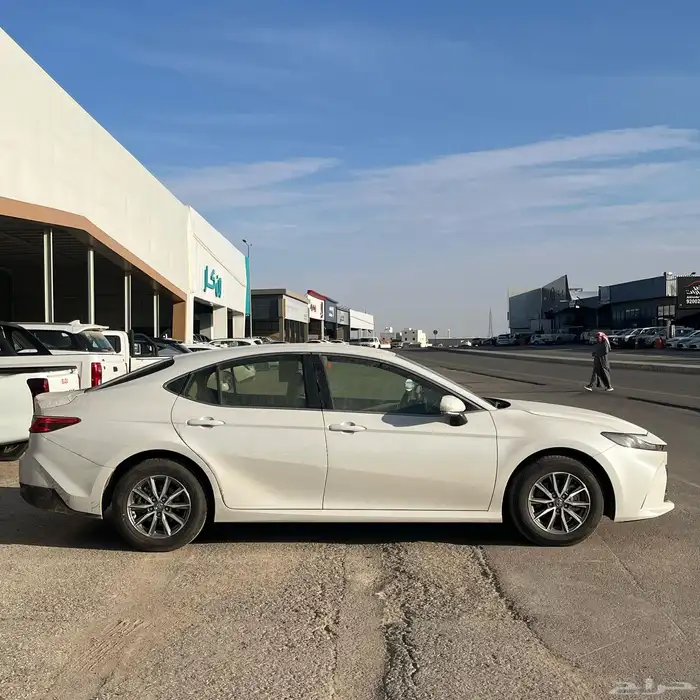 تويوتا كامري E استاندر بنزين 2025 3