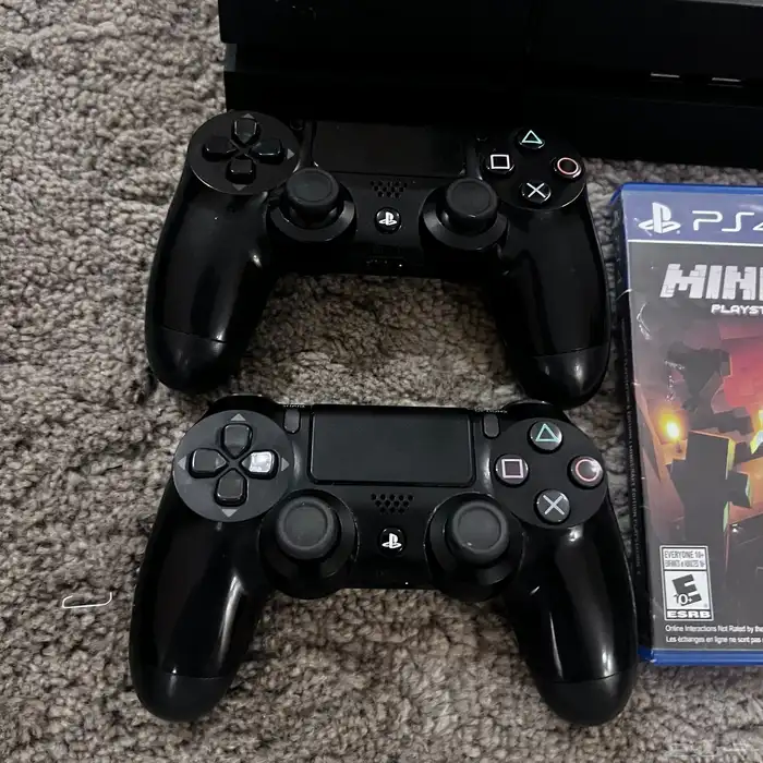 للبيع سوني 4 التوصيل للاحساء فقط 4