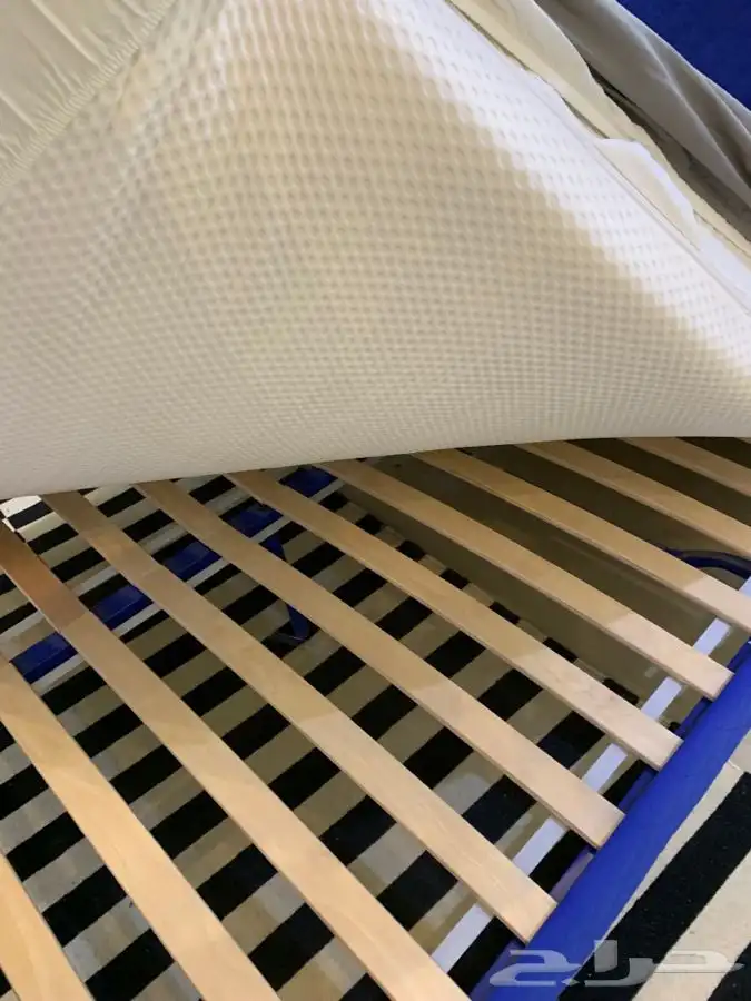 سرير ايكيا مع مرتبه طبيه و فرشه و طاولات 1