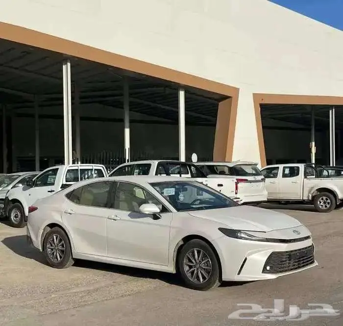 تويوتا كامري 2025 ستاندر اللون أبيض أقل سعر بالسوق 1