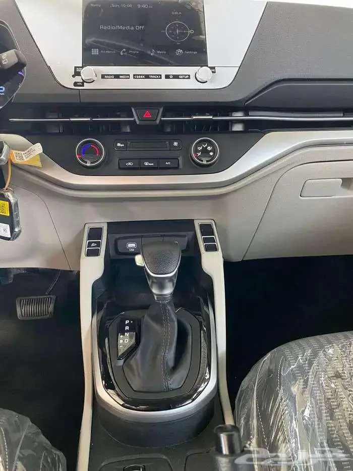 كيا كارينز ستندر 1.5 موديل 2025 شاشه وكاميرا 10