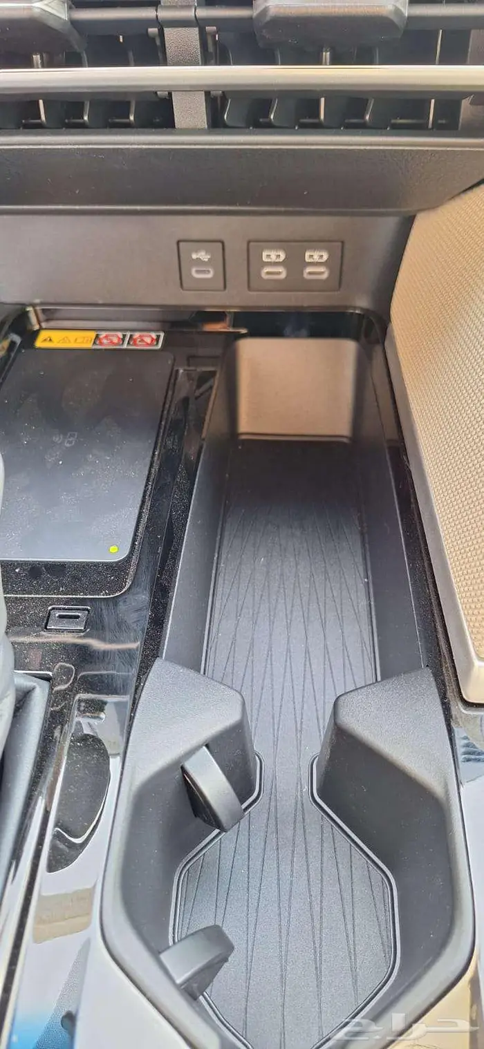 تويوتا كامرى LE بنزين موديل 2025 فضي 7