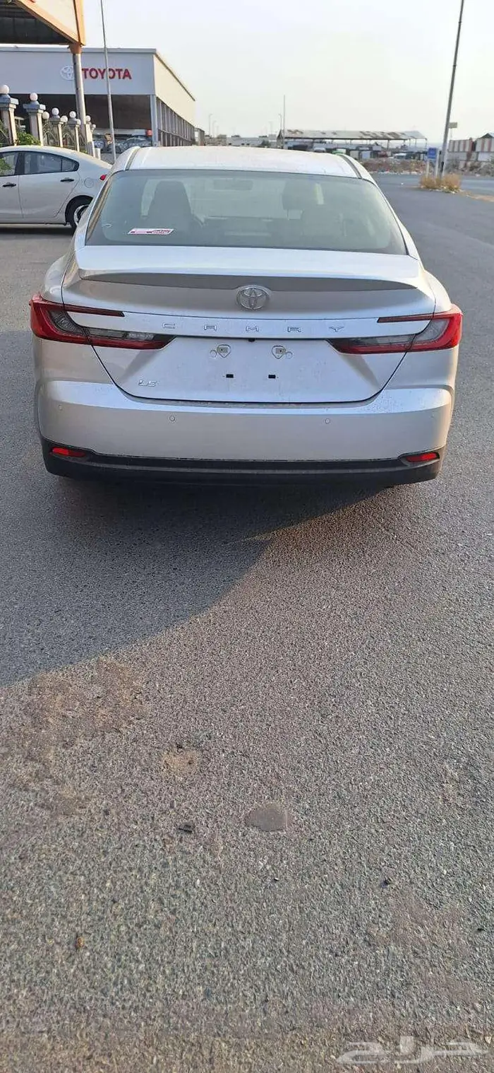 تويوتا كامرى LE بنزين موديل 2025 فضي 3