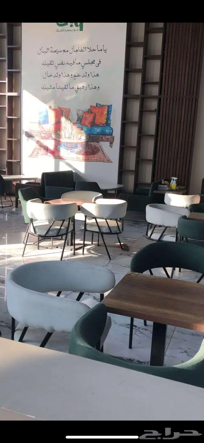 طاولات وكراسي وكنب بحالة ممتازة للبيع 0