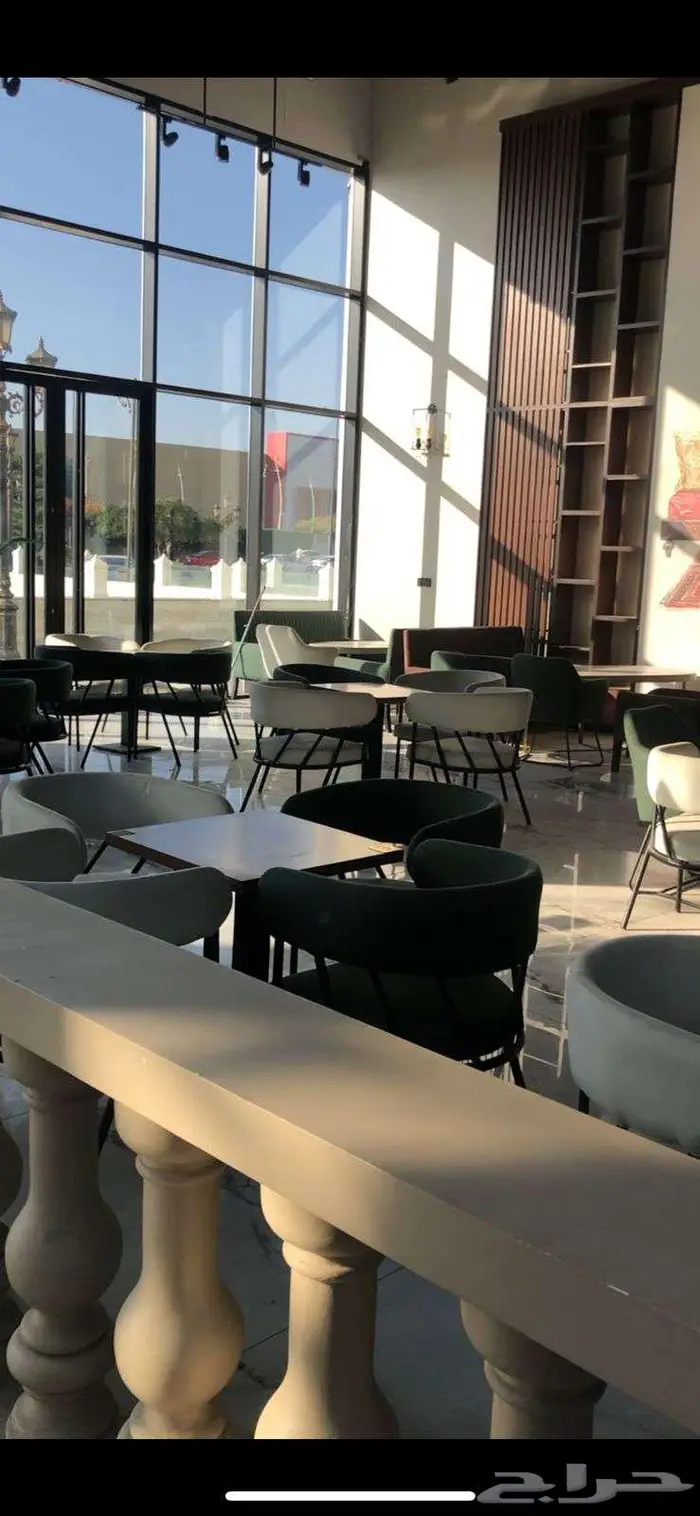 طاولات وكراسي وكنب بحالة ممتازة للبيع 1