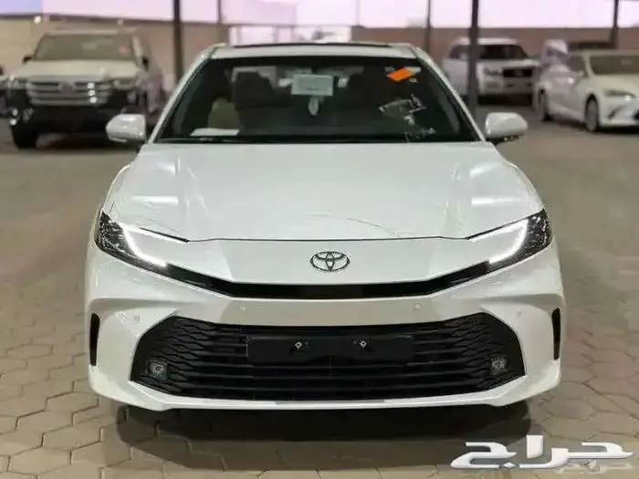 عرض اليوم تويوتا كامري استاندر ونص فل بنزين وهايبرد 2025 5