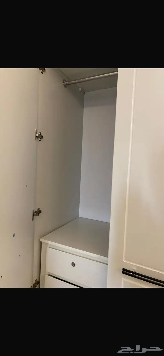 للبيع دولاب ملابس شبه جديد 2