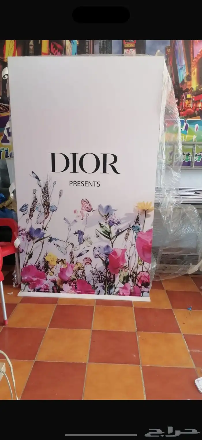 ستاند عطور متكون من طاولة طويله مع 6 طاولات دائريه 2