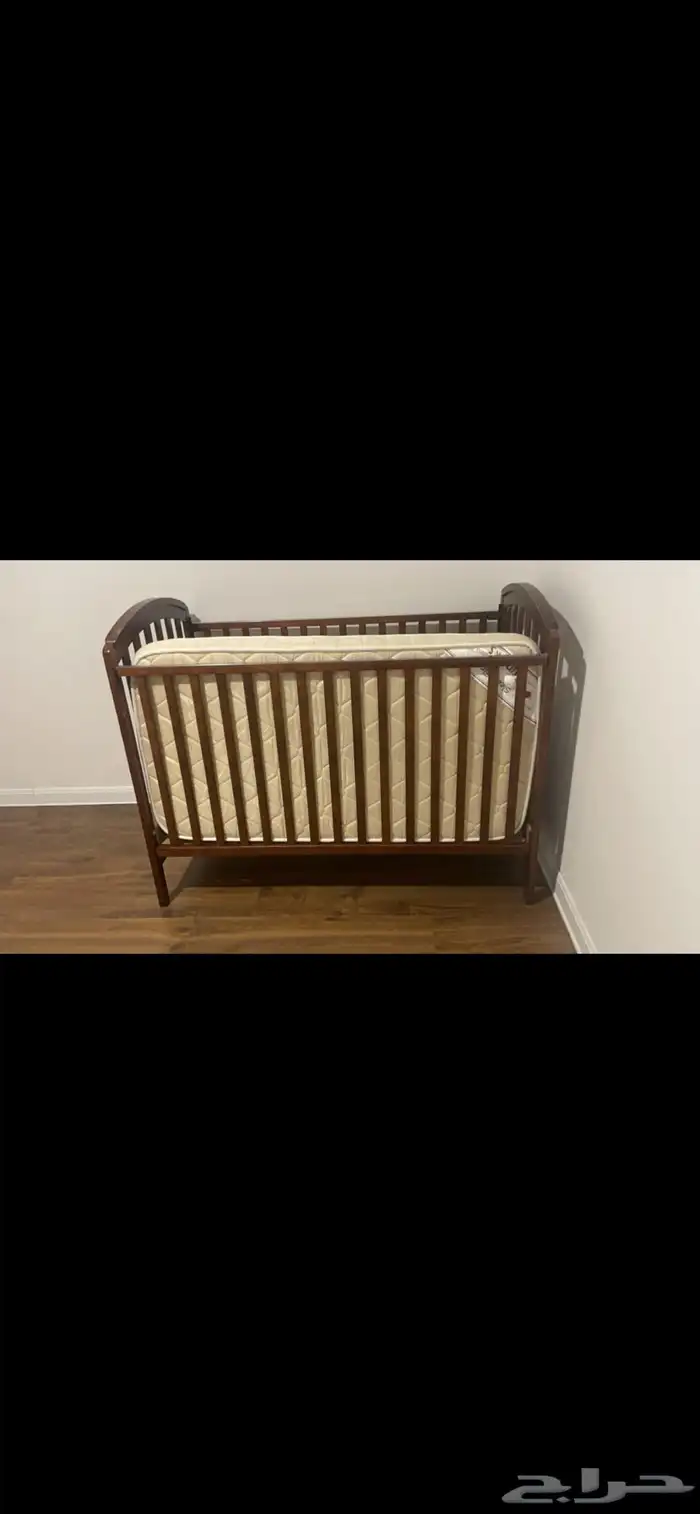 للبيع سرير اطفال نظيف مع المرتبه 0