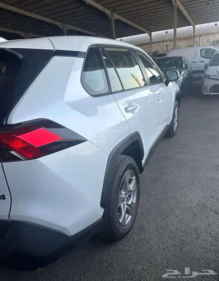 تويوتا راف فور LE دفع امامي بنزين 2025 2