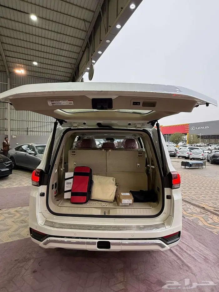 تويوتا لاند كروزر L4 بنزين موديل 2025 11