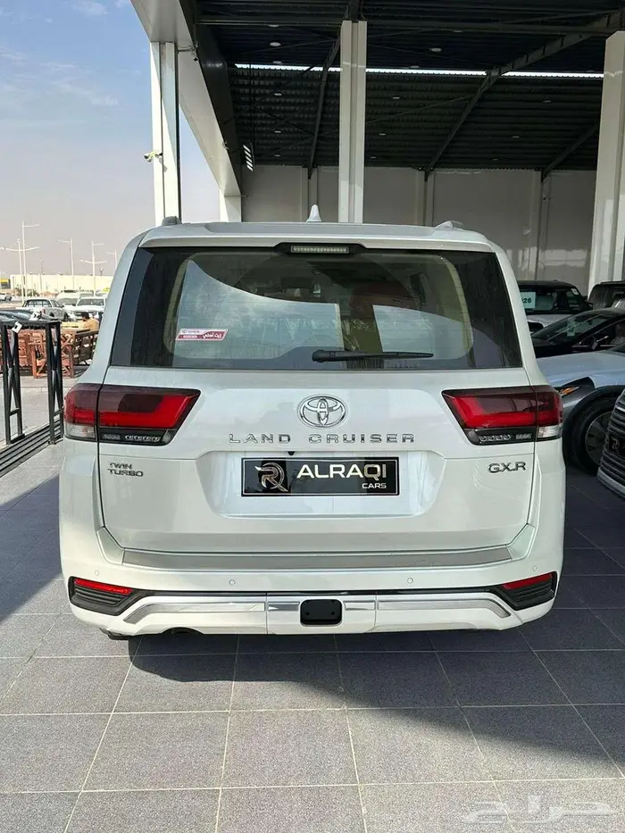 عرض خاص تويوتا لاندكروزر GXR رقم3 بنزين 2026 10