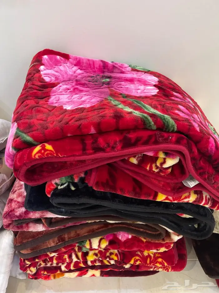 بطانيات ومخدات وطراحات من 9قطع استخدام شبه جديد 1