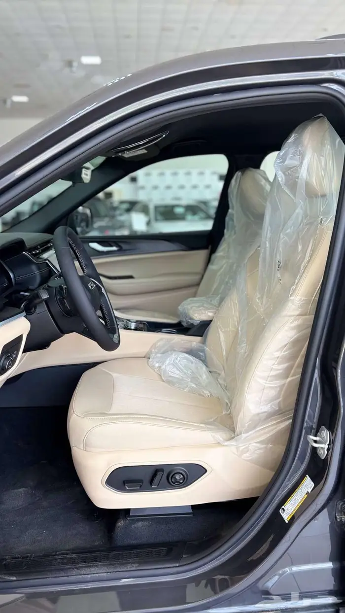 جيب جراند شيروكي لاريدو2025 رمادي 9