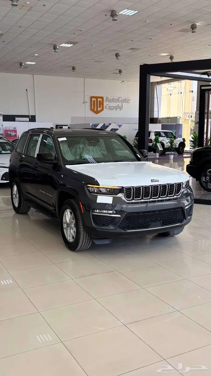 جيب جراند شيروكي لاريدو2025 رمادي 2