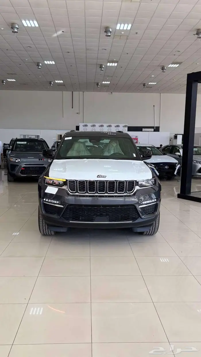 جيب جراند شيروكي لاريدو2025 رمادي 3