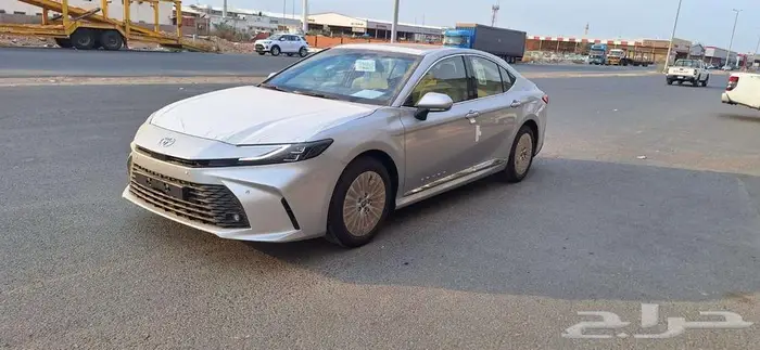 تويوتا كامرى LE بنزين موديل 2025 فضي 2