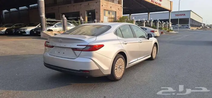 تويوتا كامرى LE بنزين موديل 2025 فضي 5