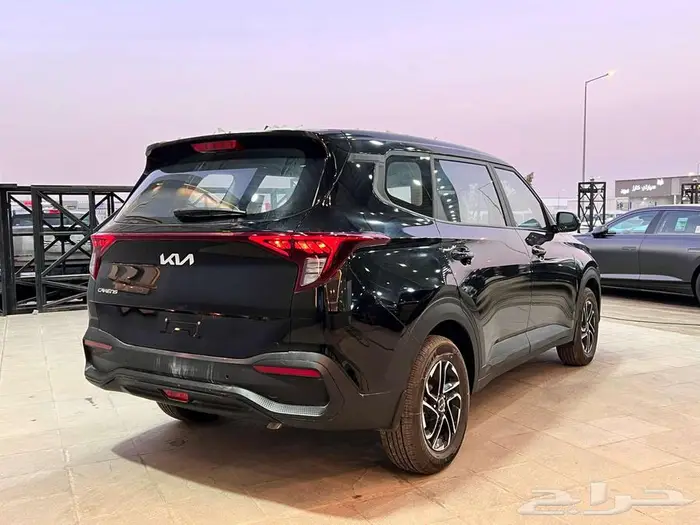 كيا كارينز نص فل موديل 2025 4