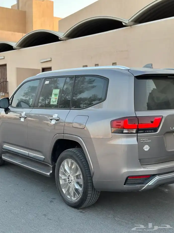 لاندكروزر 2025 رقم 4 بنزين شبه اصفار سعودي 5