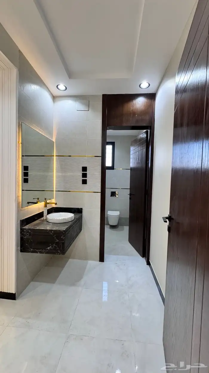 للبيع روف علوي بملحق حى دره الموسى 22