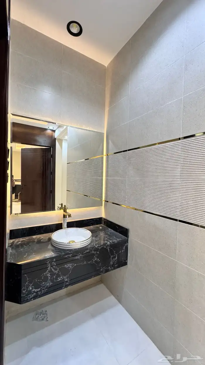 للبيع روف علوي بملحق حى دره الموسى 18