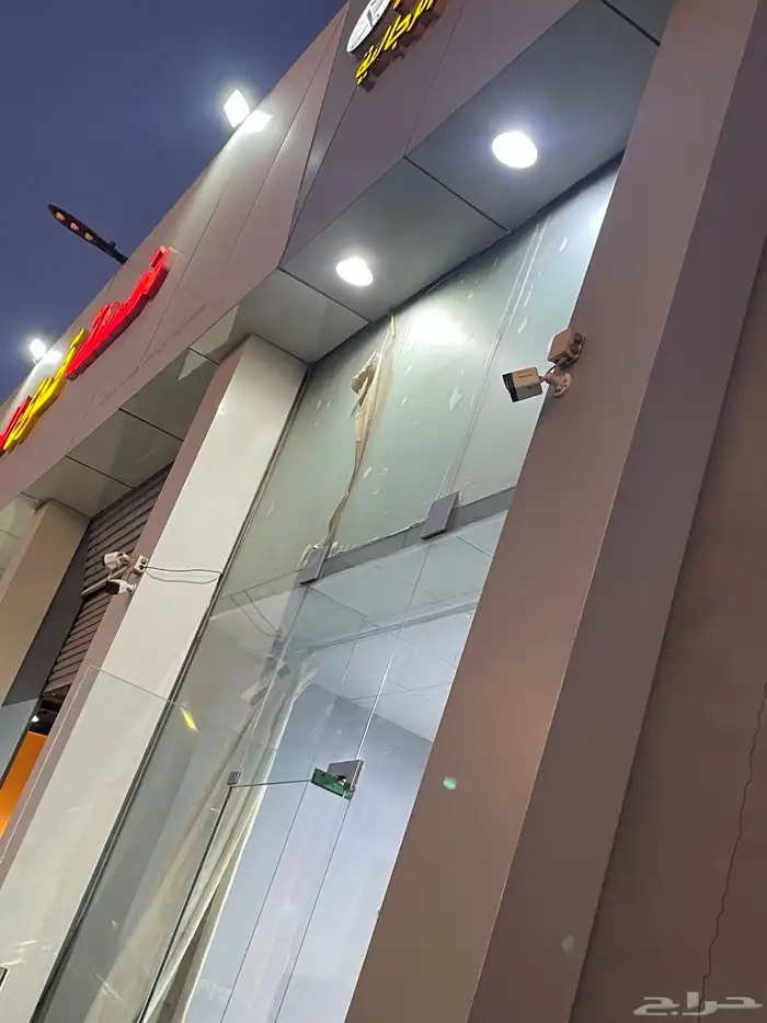 صالون حلاقة للتقبيل معه 4 عمال 9