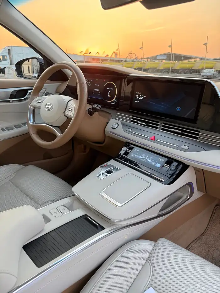 ازيرا 2022 -كالجرافي 6سلندر اعلا مواصفات بحالة الوكاله للبيع 13