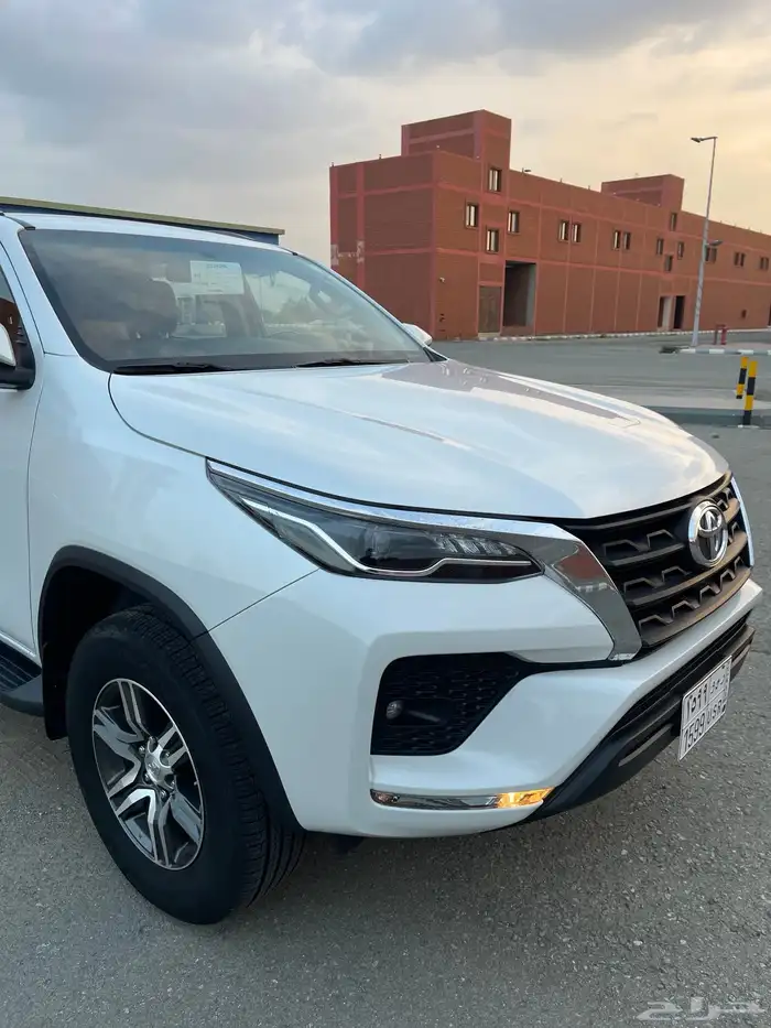 فورتشنر 2023 V6 شبه الجديد 11