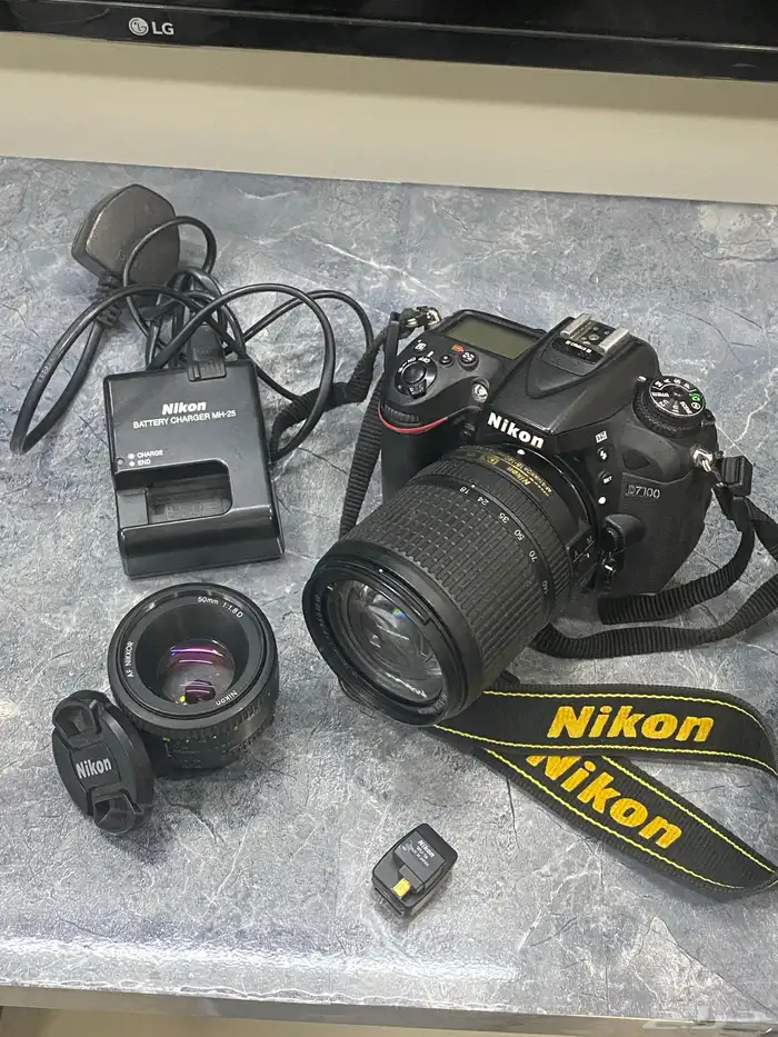 للبيع كاميرا نيكون الاحترافية d7100 0