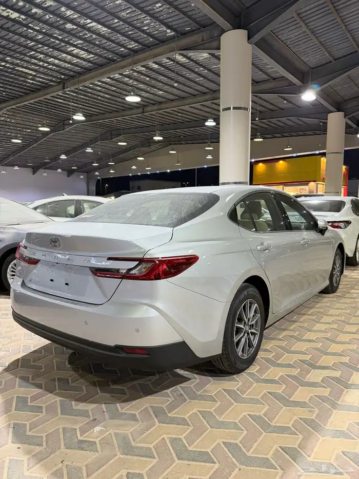 تويوتا كامري E بنزين 2025 لون فضي جديد 2