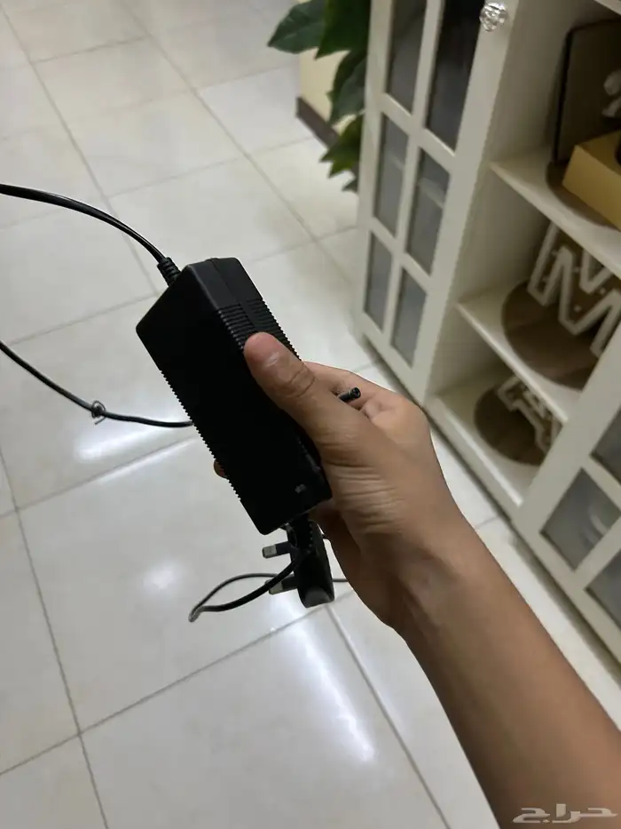 سكوتر كهربائي بدون إشارات في مفتاح فيه شاحن نظيف 4