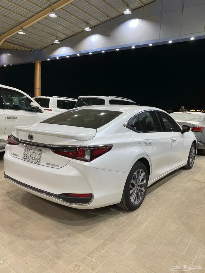 للبيع لكزس ES300h هايبرد 2023 عبداللطيف عداد 133 الف 5